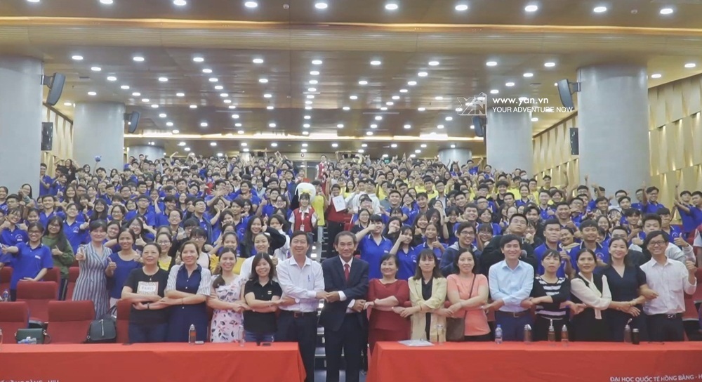 Thầy Hồ Thanh Phong chụp hình kỷ niệm cùng các thầy cô và các em học sinh tham gia Ngày hội tuyển sinh