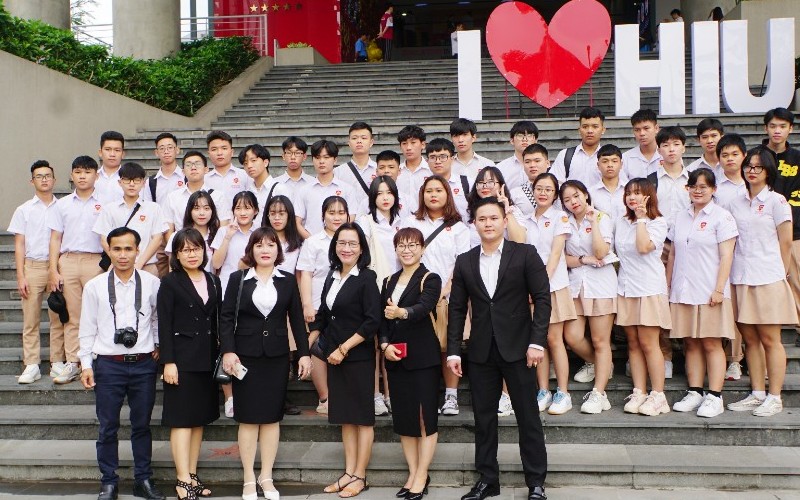Thầy cô và học sinh iSchool Quy Nhơn chụp ảnh lưu niệm tại 33 bậc thang danh vọng của Trường ĐHQT Hồng Bàng