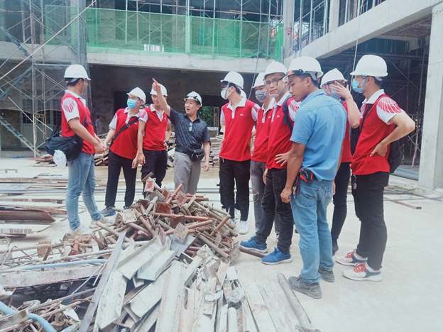 TS. Trần Thanh Hà đang giới thiệu cho các bạn sinh viên về công dụng của cột chống, giàn dáo trong công tác thi công dầm sàn