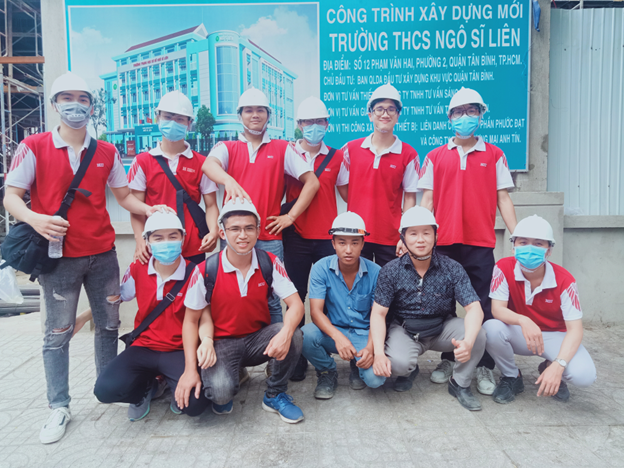 Đoàn tham quan Bộ Môn Xây Dựng Trường Đại Học Quốc Tế Hồng Bàng gồm TS. Trần Thanh Hà (áo đen hàng đầu) cùng các bạn sinh viên. Kỹ Sư Tú đại diện Ban Quản lý dự án  dẫn đoàn tham quan công trường (áo xanh hàng đầu)