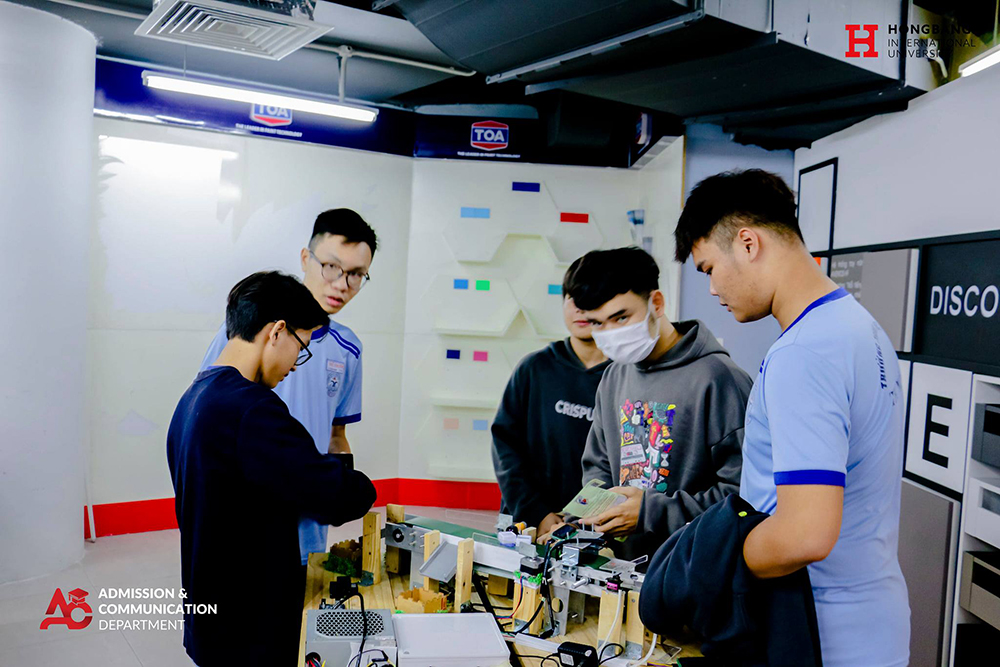 THPT Thủ Thiêm tham quan Trường Đại học Quốc tế Hồng Bàng