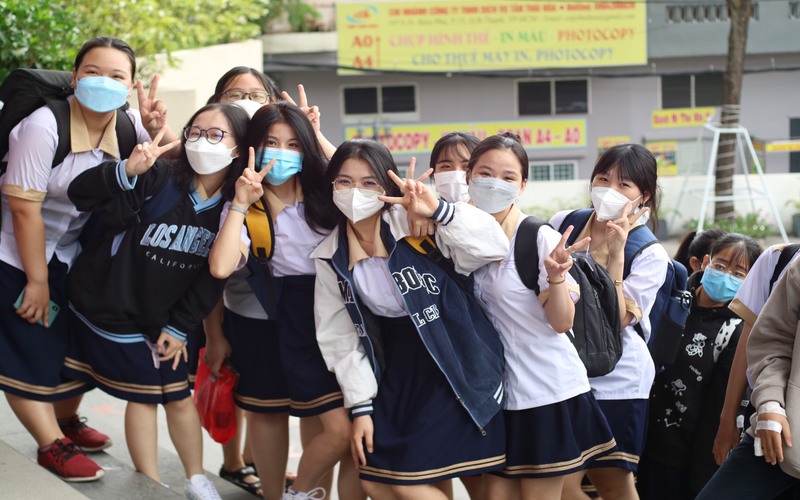 Các học sinh THPT được tham quan trường đại học. 