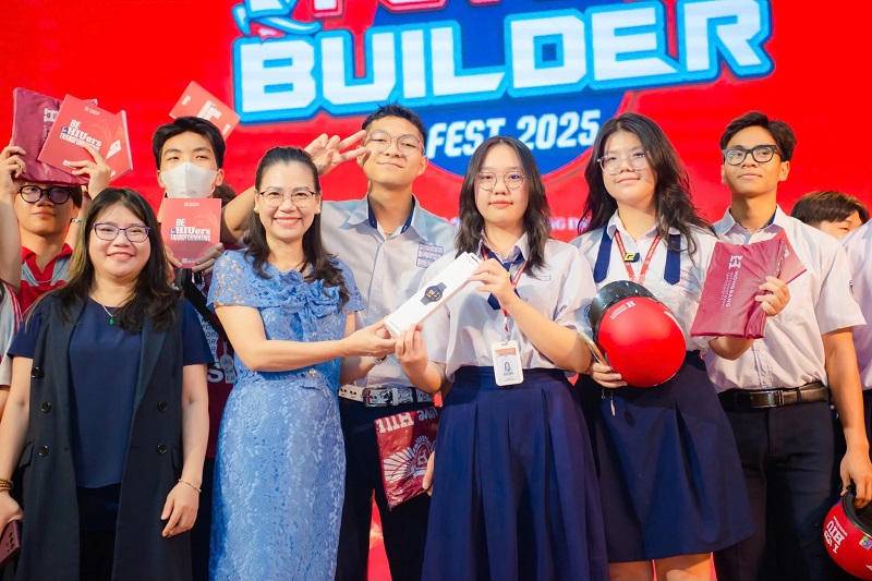 Ths. Trần Thúy Trâm Quyên Phó Hiệu trưởng HIU tặng quà 