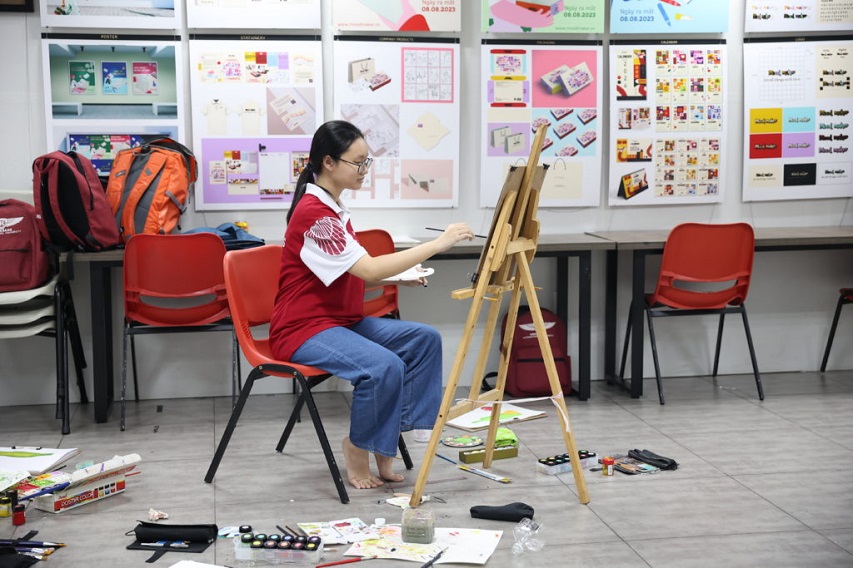 Sinh viên ngành Thiết kế đồ họa HIU trong giờ học thực hành.