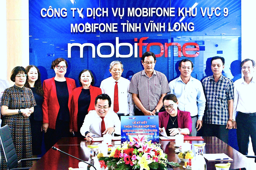 Đại diện Ban giám hiệu HIU  ký kết biên bản ghi nhớ hợp tác MOU cùng  Lãnh đạo Mobifone Khu vực 9 tại tỉnh Vĩnh Long