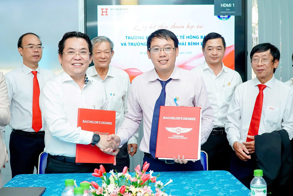 Đại diện Ban giám hiệu HIU ký kết MOU cùng đại diện Trường THPT Thái Bình Dương  tại Cần Thơ