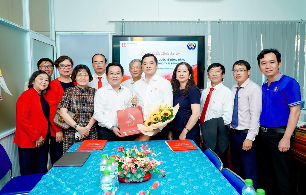 Đại diện Ban giám hiệu HIU ký kết MOU cùng đại diện Trường THPT Thái Bình Dương  tại Cần Thơ