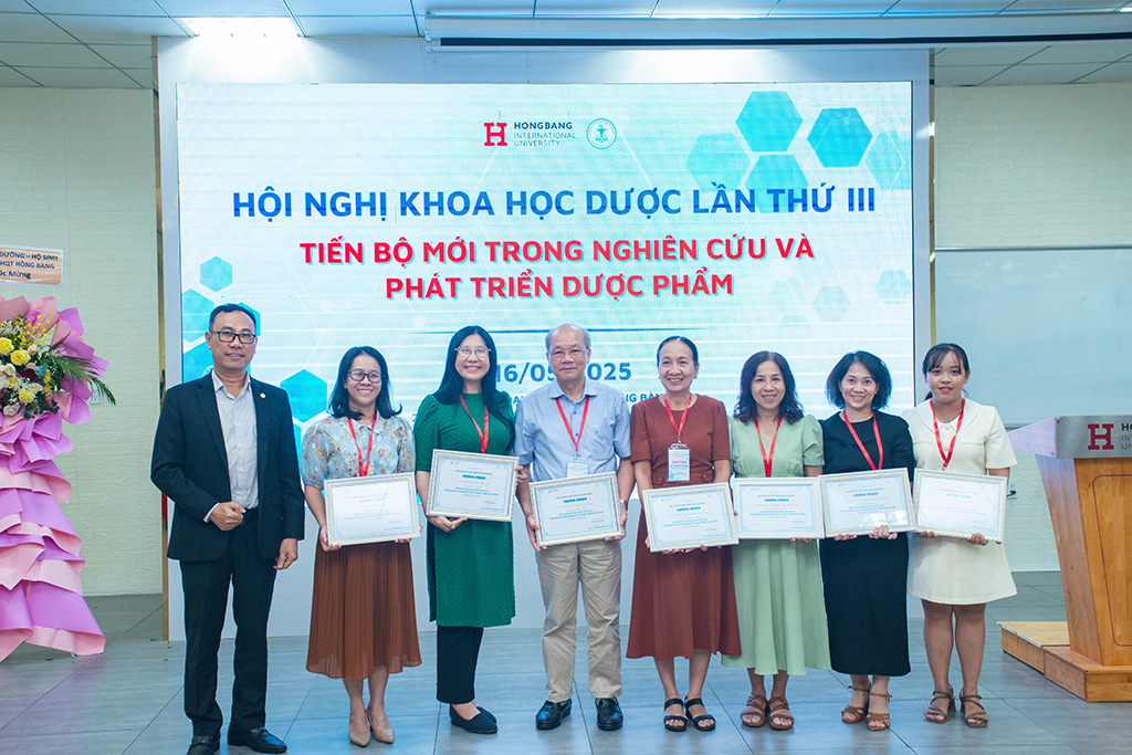 ThS. Nguyễn Ngọc Tuấn – Phó Hiệu trưởng HIU (bìa trái) trao giấy chứng nhận cho Ban chủ tọa Hội nghị khoa học Dược lần III