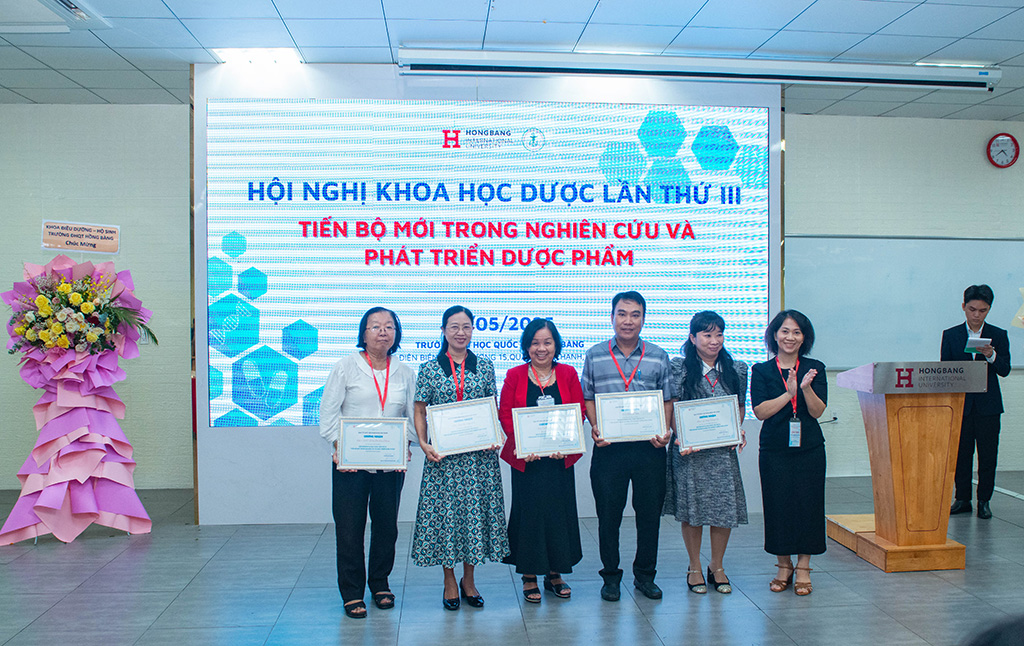 PGS.TS. Nguyễn Thị Thu Thủy – Trưởng Khoa Dược (bìa phải) trao giấy chứng nhận cho Ban chủ tọa Hội nghị khoa học Dược lần III