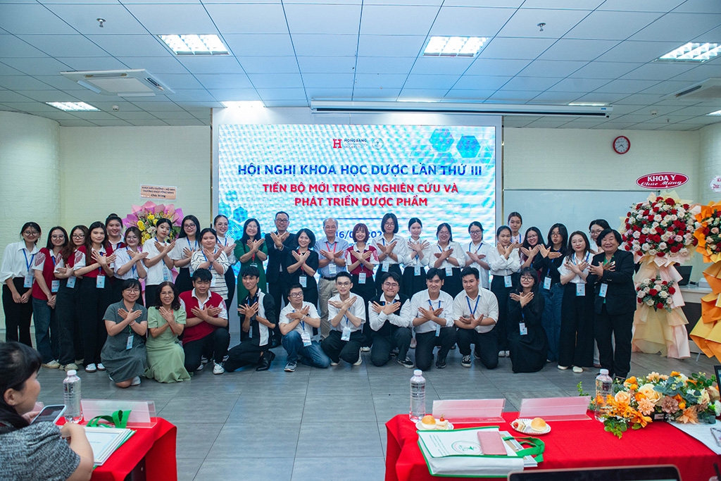 Ban Giám hiệu, thầy cô và các bạn sinh viên chụp ảnh lưu niệm