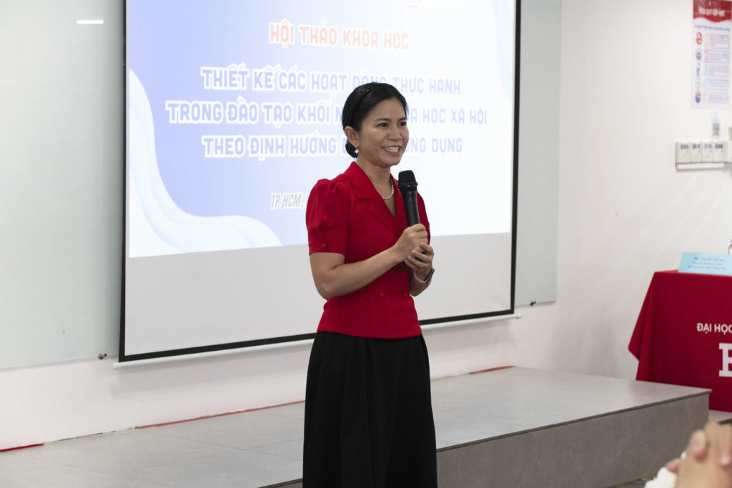 TS. Bùi Thị Ngọc Phương phát biểu khai mạc Hội thảo Khoa học Khoa KHXH 2025