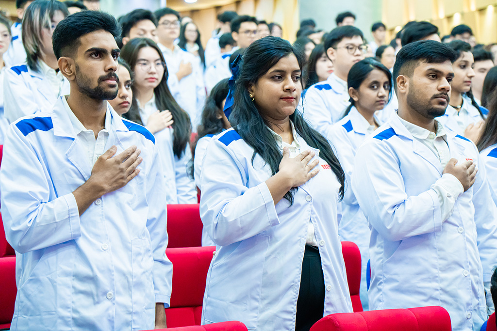 Sinh viên quốc tế đến từ Ấn Độ tuyên thệ lời thề Hippocrates