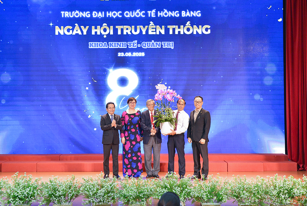 PGS.TS Nguyễn Hữu Huy Nhựt (bìa trái) và  ThS. Nguyễn Ngọc Tuấn (bìa phải) Phó Hiệu trưởng Nhà trường gửi hoa chúc mừng tri ân đến lãnh đạo và tập thể khoa KT-QT