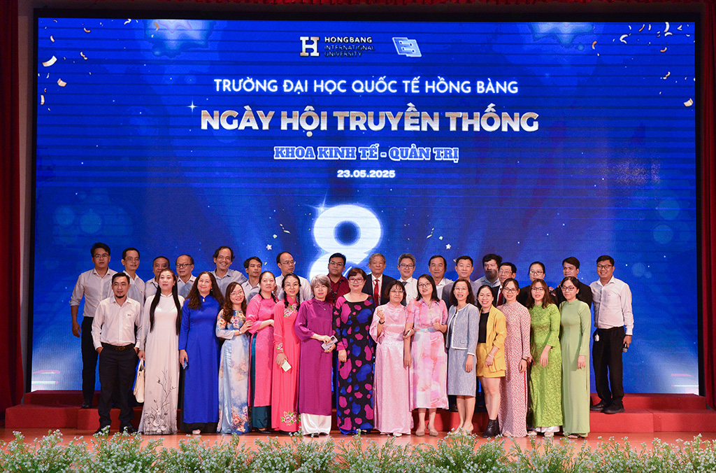 Đội ngũ lãnh đạo khoa, giảng viên, cán bộ nhân viên chụp ảnh lưu niệm tại Ngày hội