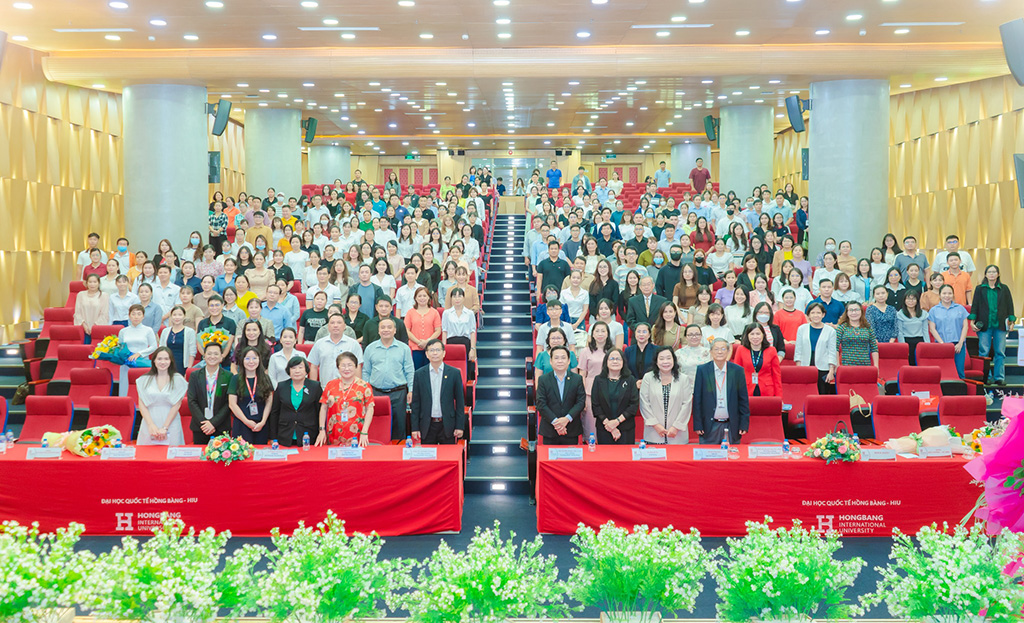 Lãnh đạo nhà trường, khách mời và học viên  chụp ảnh lưu niệm