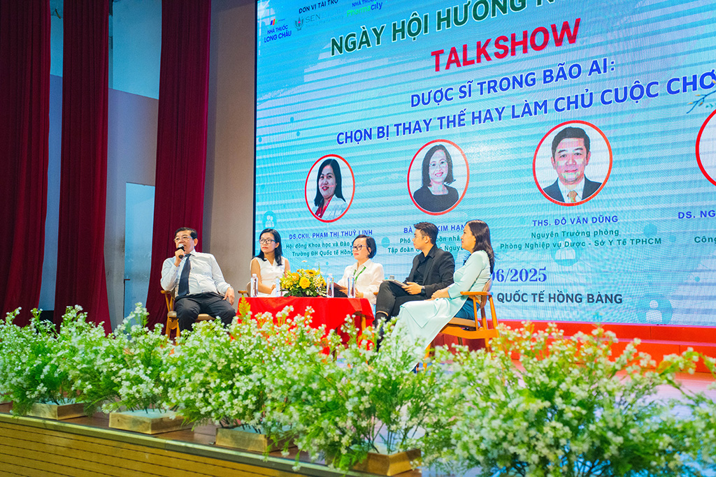  ThS. Đỗ Văn Dũng – Nguyên Trưởng phòng Nghiệp vụ Dược, Sở Y tế TP.HCM chia sẻ tại talkshow