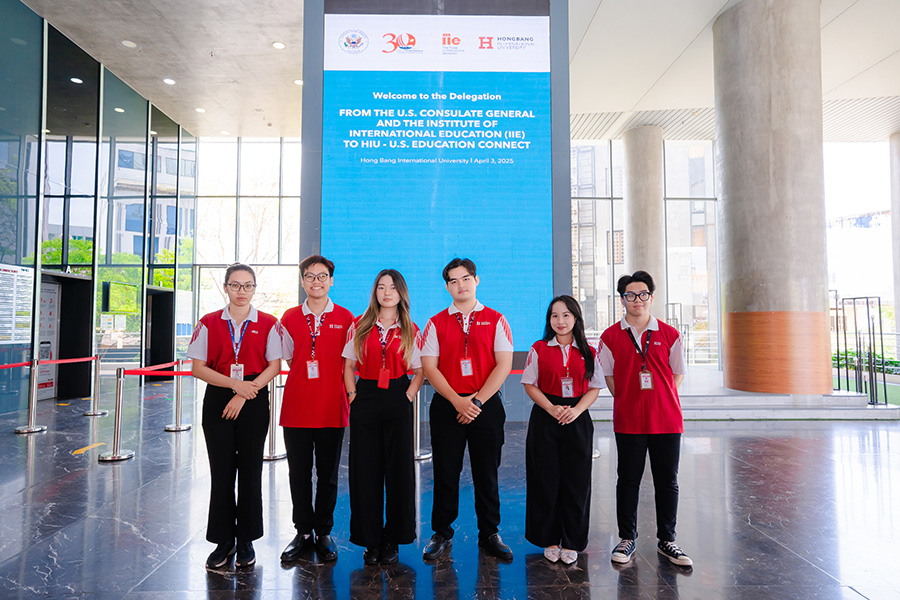 Nhóm sinh viên Quan hệ Quốc tế Trường Đại học Quốc tế Hồng Bàng tại sự kiện đón tiếp phái đoàn Hoa Kỳ.