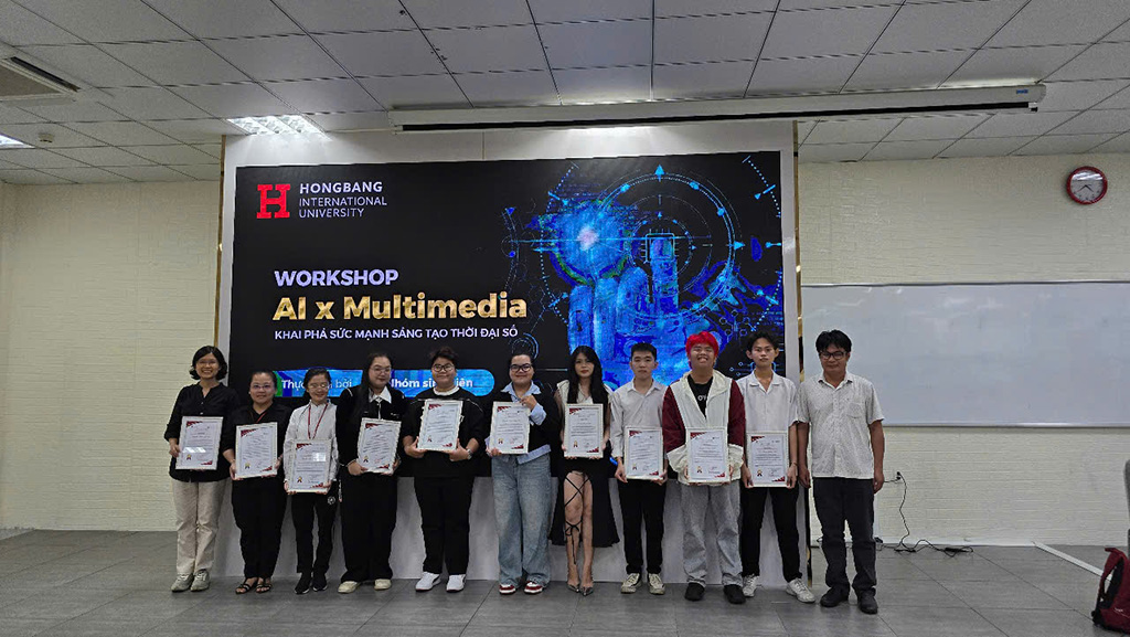 ThS. Nguyễn Văn San  (bìa phải) trao giấy chứng nhận diễn giả Workshop có chữ ký của Ban giám hiệu Nhà trường cho các bạn sinh viên