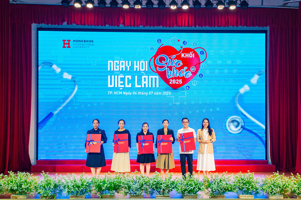 ThS.NCS Trần Thúy Trâm Quyên (bìa phải) tặng quà tri ân đến đại diện các đơn vị tham gia Ngày hội 