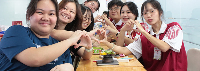 Sinh viên HIU giao lưu học thuật và văn hóa với Đại học Quốc gia Singapore