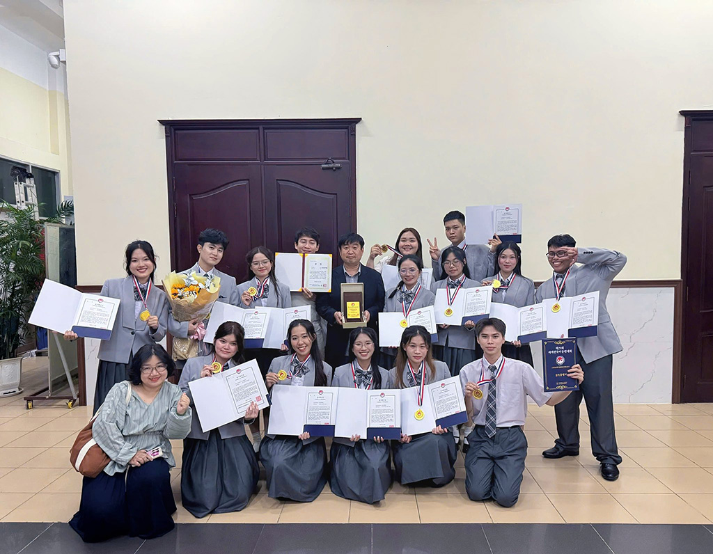 Đội hùng biện của Trường Đại học Quốc tế Hồng Bàng đã xuất sắc giành Giải Nhất hạng mục Nhóm xuất sắc nhất
