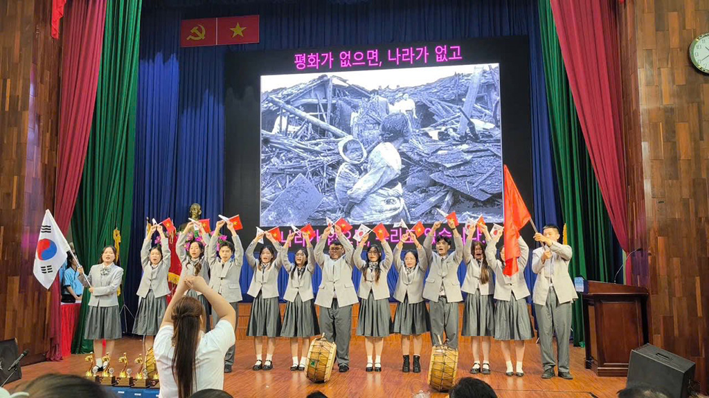 Đội hùng biện của Trường Đại học Quốc tế Hồng Bàng tại K-Speech lần thứ 29