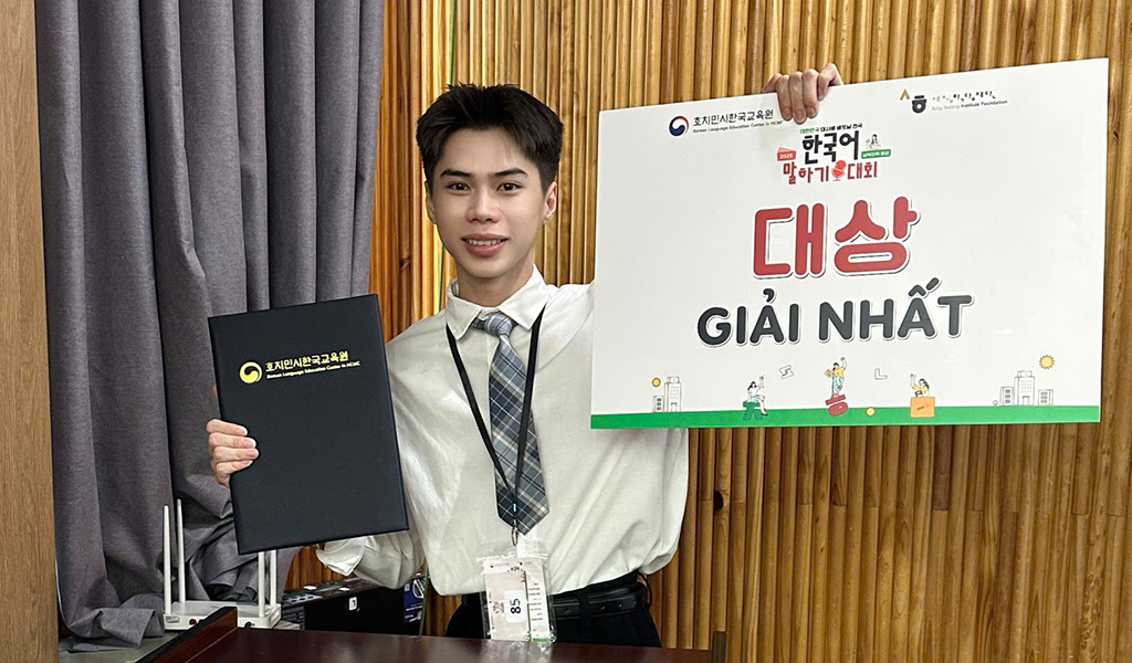 Lê Công Hậu – sinh viên năm nhất ngành Ngôn ngữ Hàn Quốc, Trường Đại học Quốc tế Hồng Bàng (HIU) đã mạnh dạn ghi danh tham gia và xuất sắc giành giải Nhất vòng bán kết khu vực miền Nam tại Cuộc thi Nói tiếng Hàn – Cúp Đại sứ Hàn Quốc 2025.