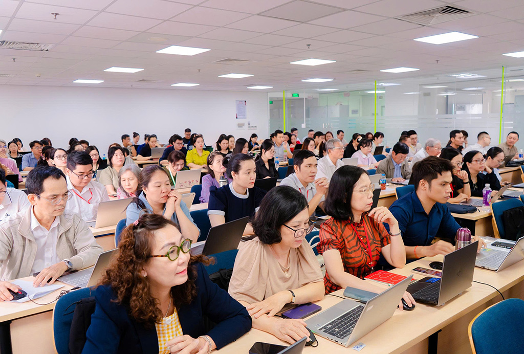 Các giảng viên, cán bộ nhân viên HIU tích cực thực hành trên máy tính để làm quen với các công cụ AI