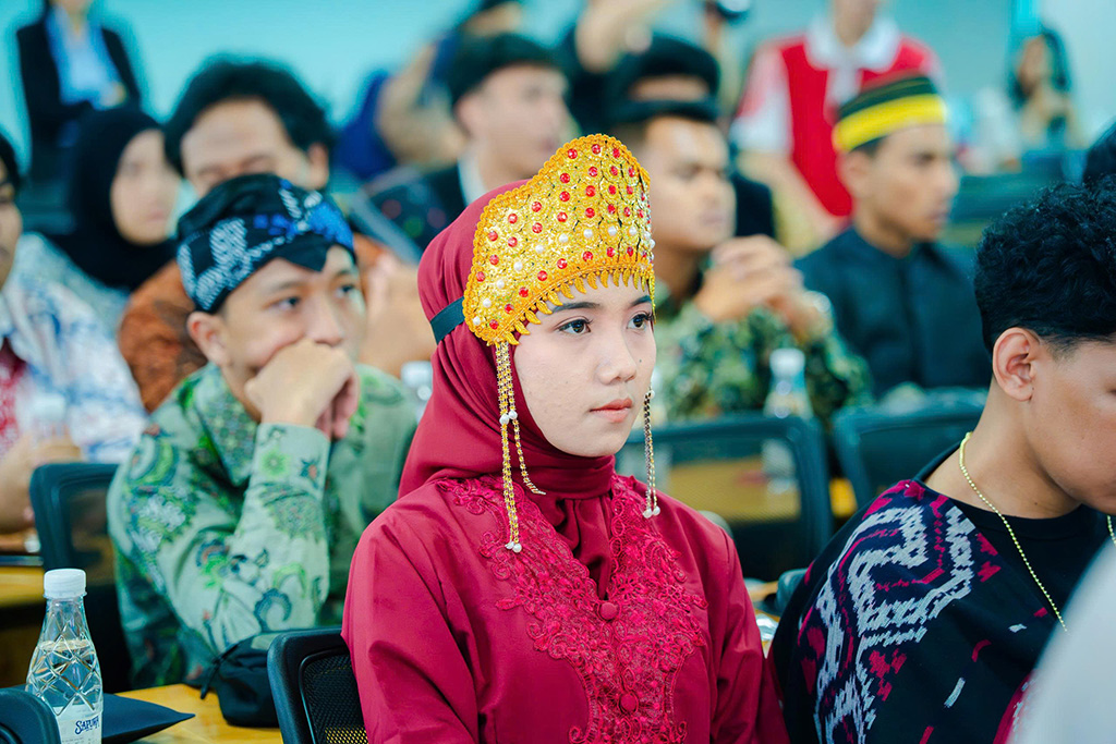 Sinh viên Universitas Komputer Indonesia (UNIKOM) diện trang phục truyền thống Indonesia tại chương trình giao lưu văn hóa tại HIU