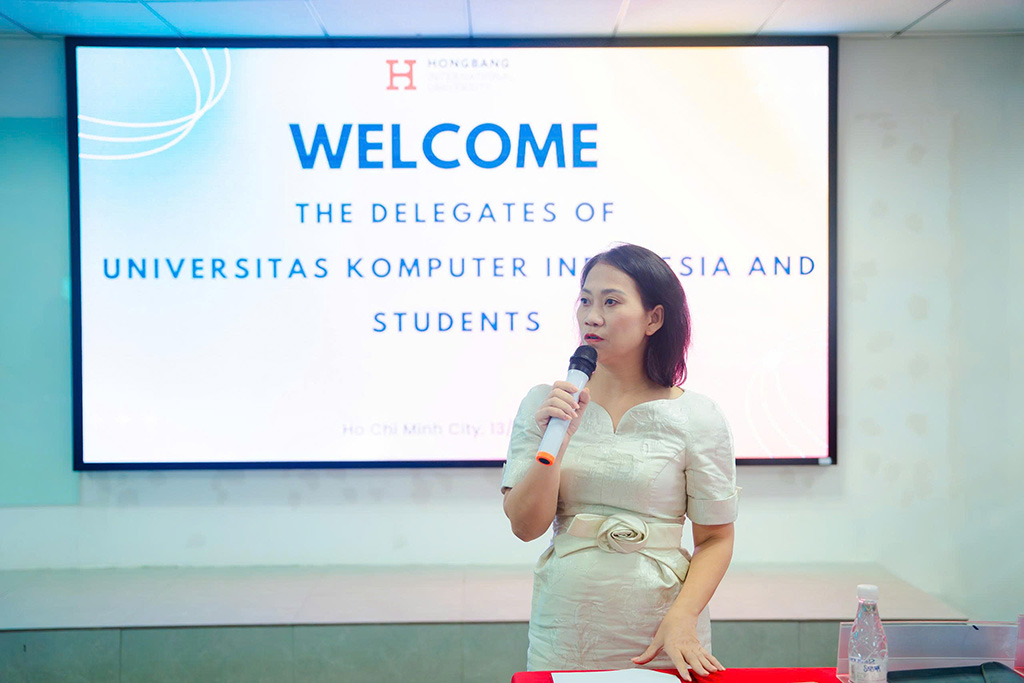 PGS.TS.DS. Nguyễn Thị Thu Thủy - Phó Hiệu trưởng HIU phát biểu tại sự kiện