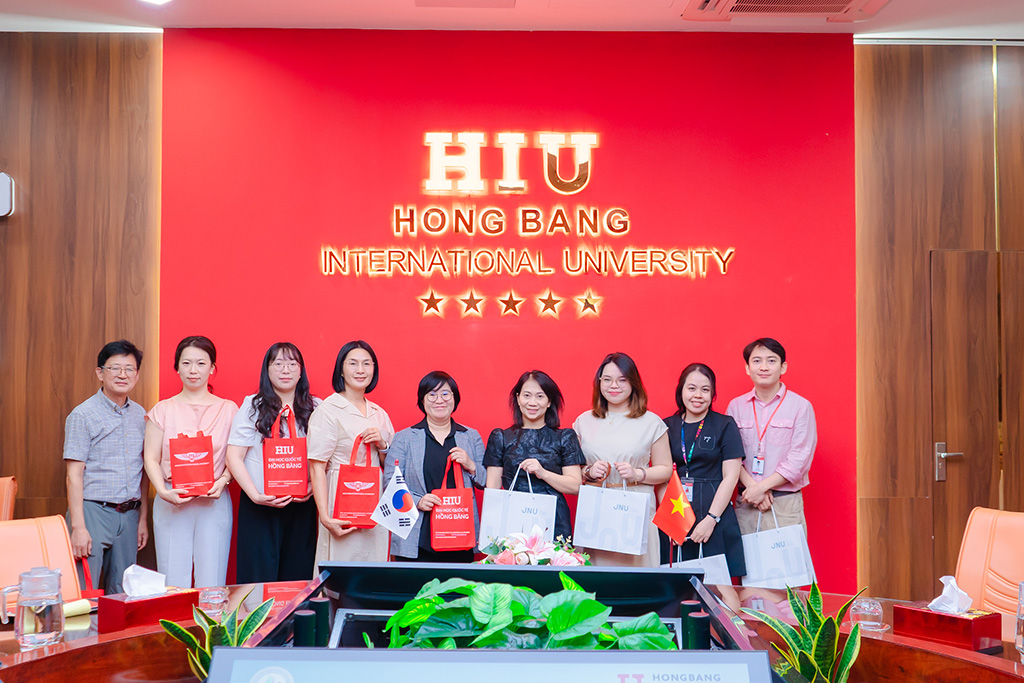 Đại diện hai trường chụp ảnh lưu niệm cùng nhau