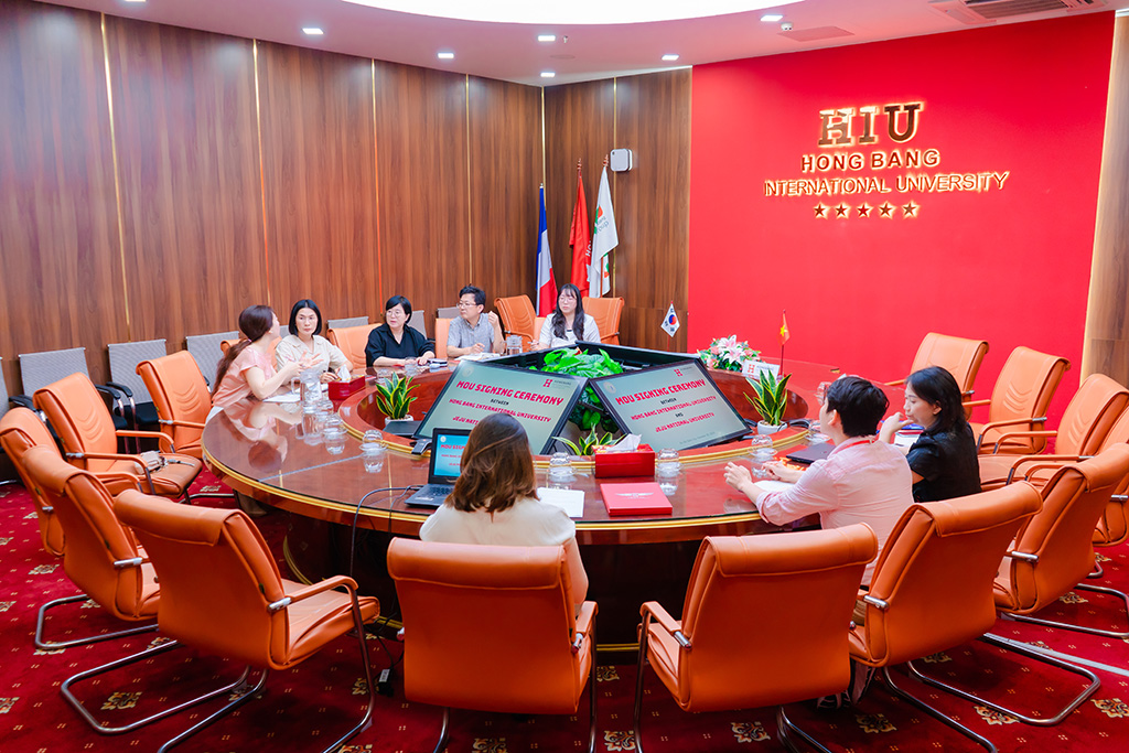 Không khí trao đổi  và làm việc giữa hai trường  tại HIU sáng ngày 25/11