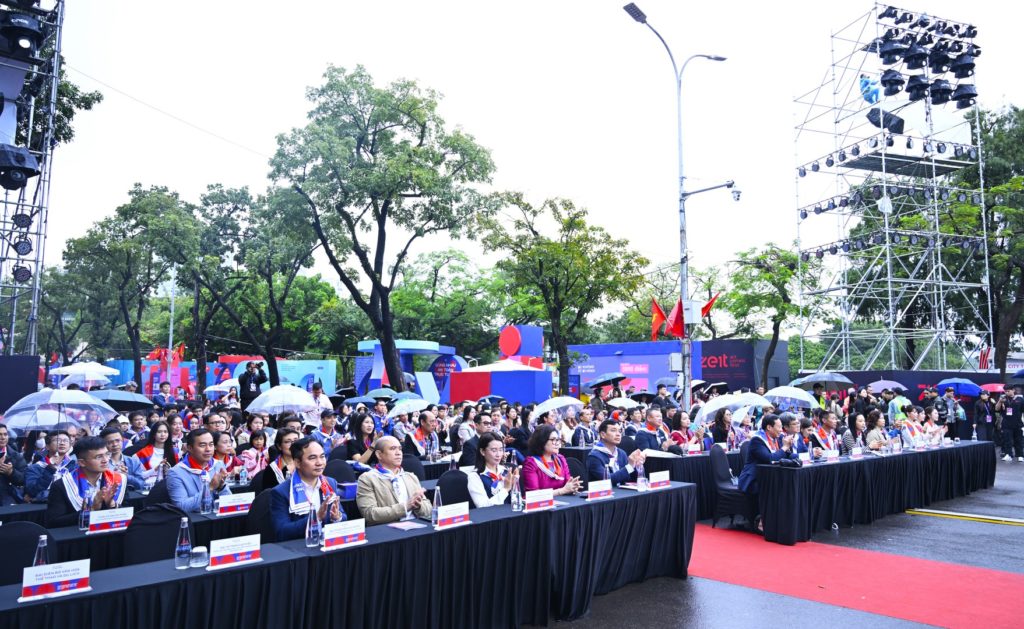 Các đại biểu dự Lễ khai mạc.
