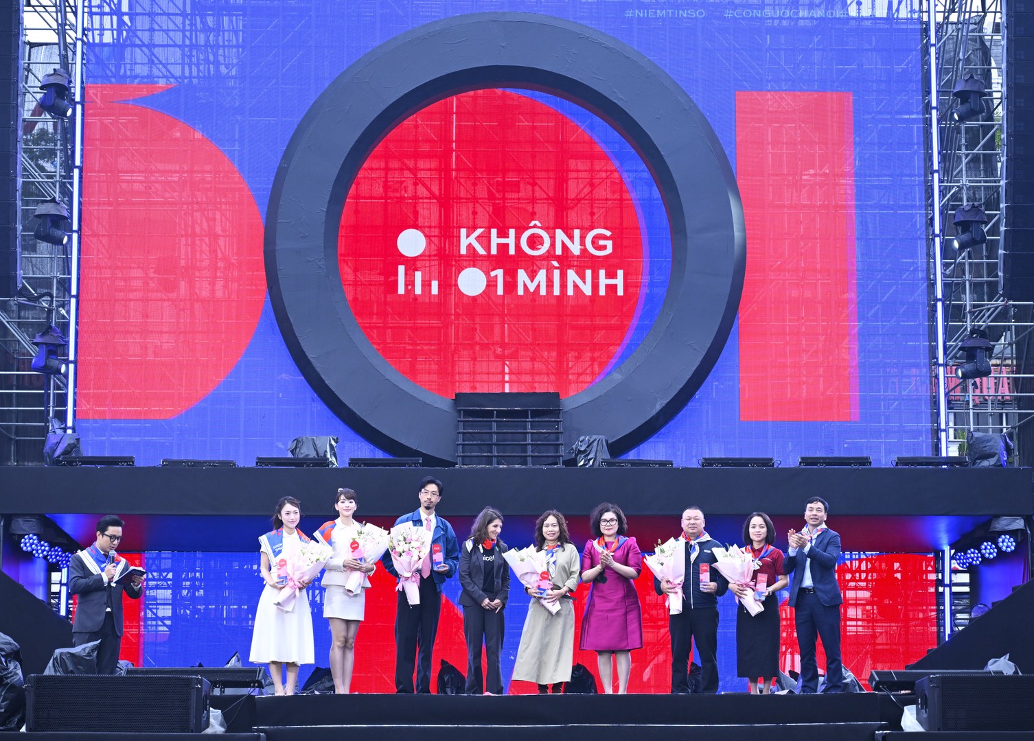 Ban Tổ chức tặng hoa tri ân các đơn vị đồng hành và KOL đại sứ.