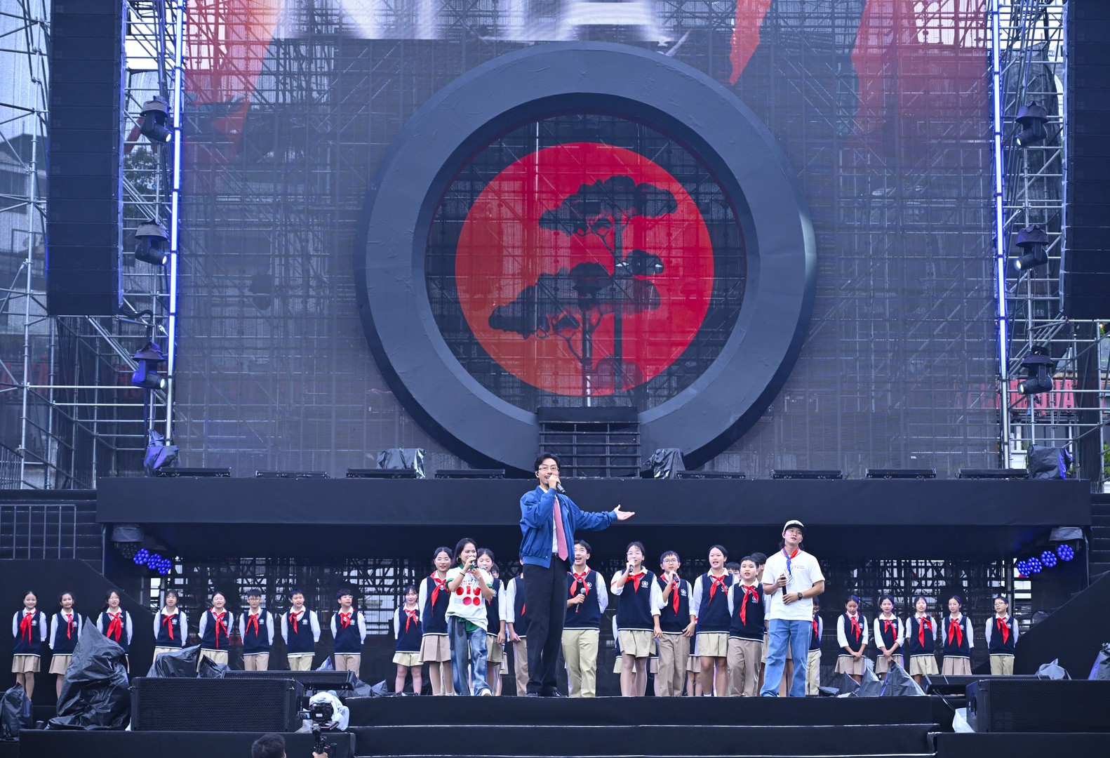 Nghệ sĩ Đen Vâu biểu diễn tại Lễ khai mạc Ngày hội. 
