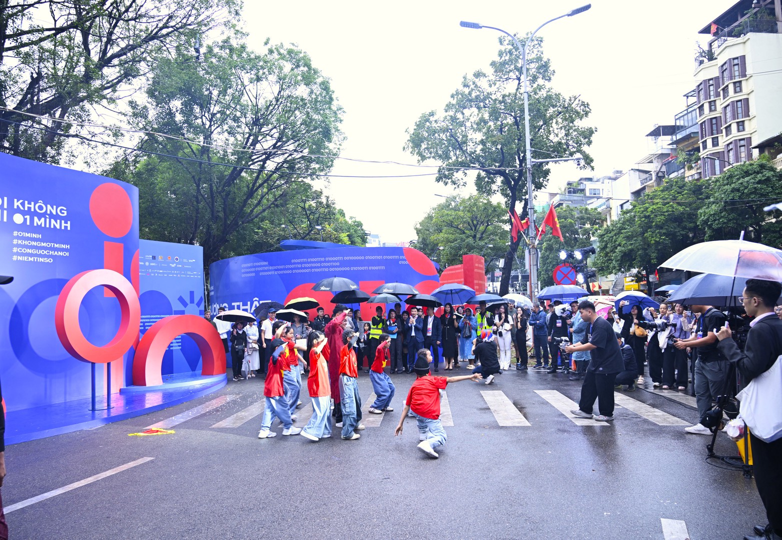  Học sinh, sinh viên thể hiện sự sáng tạo qua âm nhạc, vũ đạo và nội dung số xoay quanh chủ đề “Không Một Mình”.
