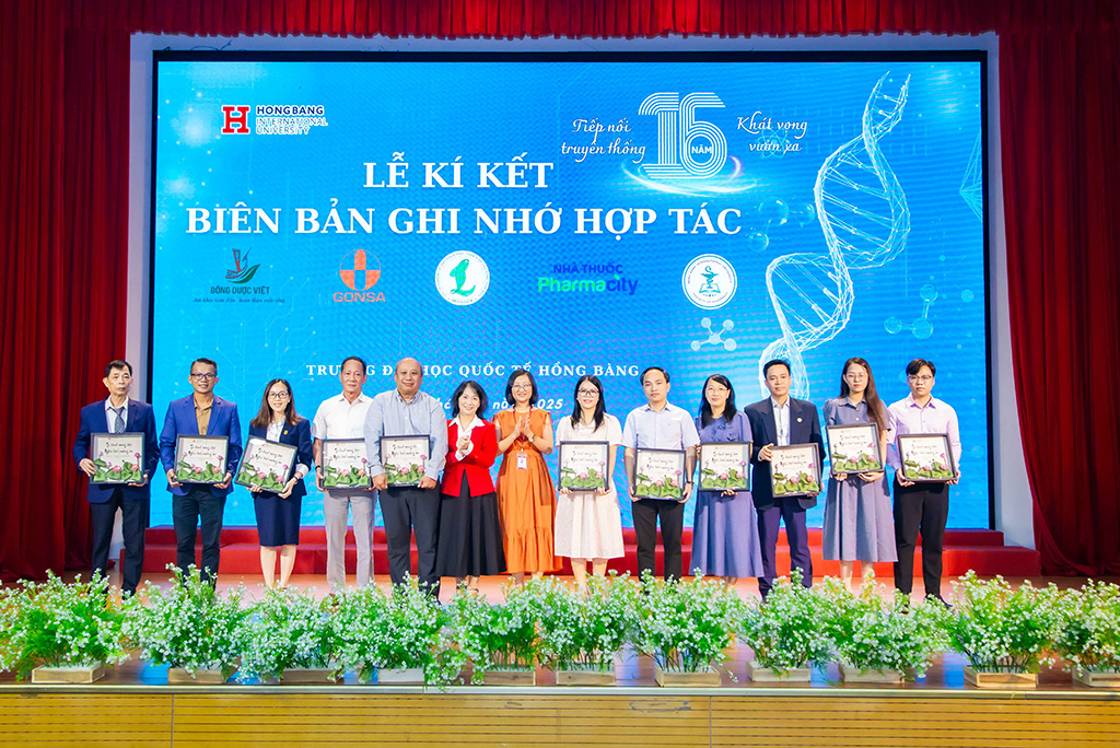 Ngày truyền thống Khoa Dược HIU 2025: Dấu ấn 16 năm và hành trình vươn tới tương lai