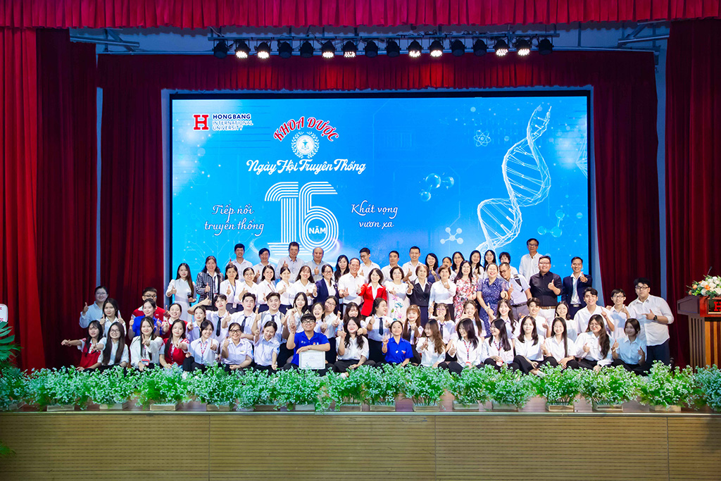 Tập thể thầy cô, sinh viên, học viên, cựu sinh viên chụp ảnh lưu niệm cùng nhau sau chương trình