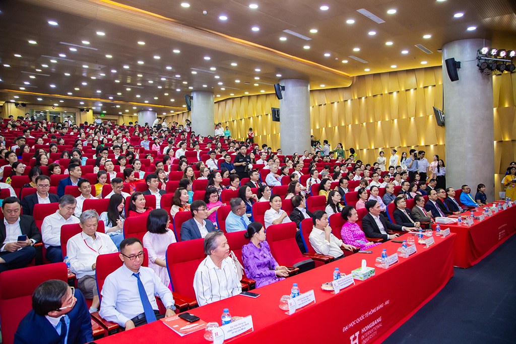 Tập thể sư phạm, thầy, trò Trường Đại học Quốc tế Hồng Bàng tại buổi kỷ niệm Ngày Nhà giáo Việt Nam 20/11