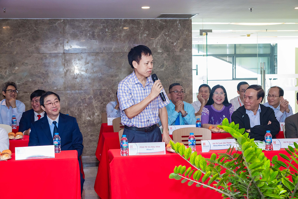 PGS.TS Nguyễn Hữu Vĩnh - Khoa Y HIU chia sẻ tại Tọa đàm