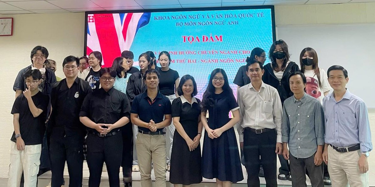 TỌA ĐÀM ĐỊNH HƯỚNG CHUYÊN NGÀNH CHO SINH VIÊN  NĂM 2 NGÀNH NGÔN NGỮ ANH