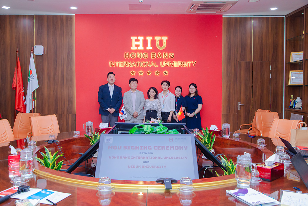 Đại diện hai trường chụp ảnh lưu niệm tại Lễ ký kết