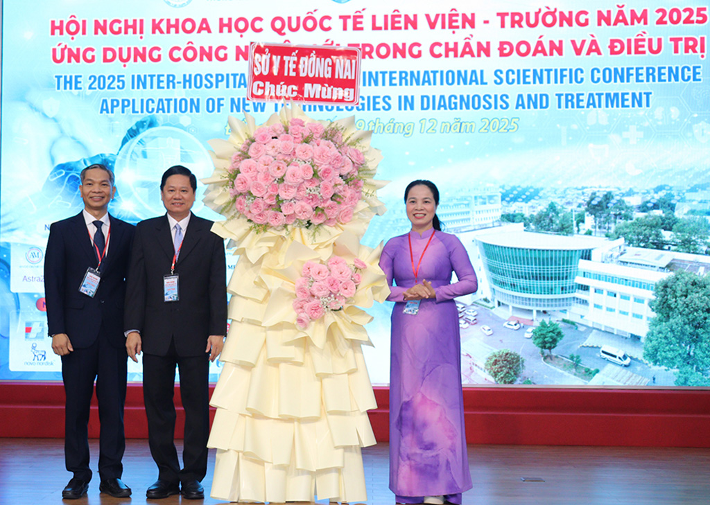 BS.CKII Đỗ Thị Nguyên, Giám đốc Sở Y tế Đồng Nai tặng hoa chúc mừng hội nghị