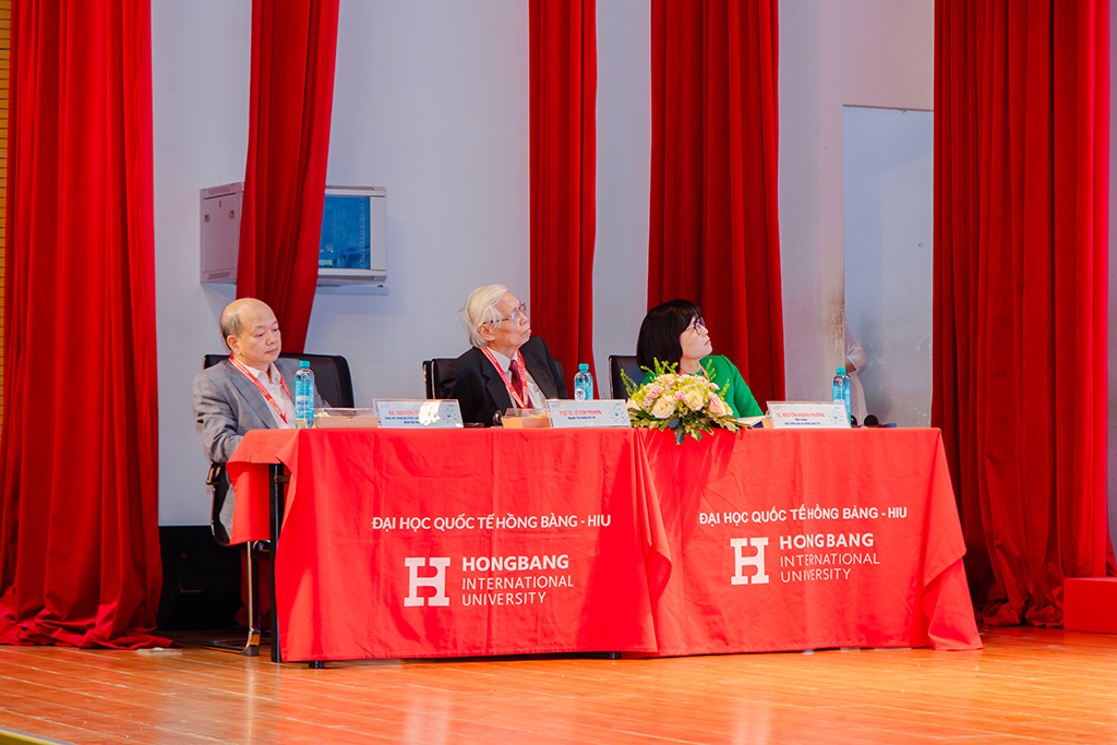 Các chủ tọa điều hành phiên toàn thể 01 tại Hội nghị Quốc tế HTA lần thứ III.