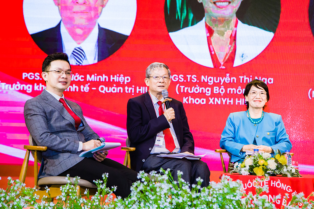 PGS.TS. Phước Minh Hiệp, Trưởng Khoa Kinh tế – Quản trị HIU, chia sẻ góc nhìn tại tọa đàm kết nối tấm lòng tri thức.
