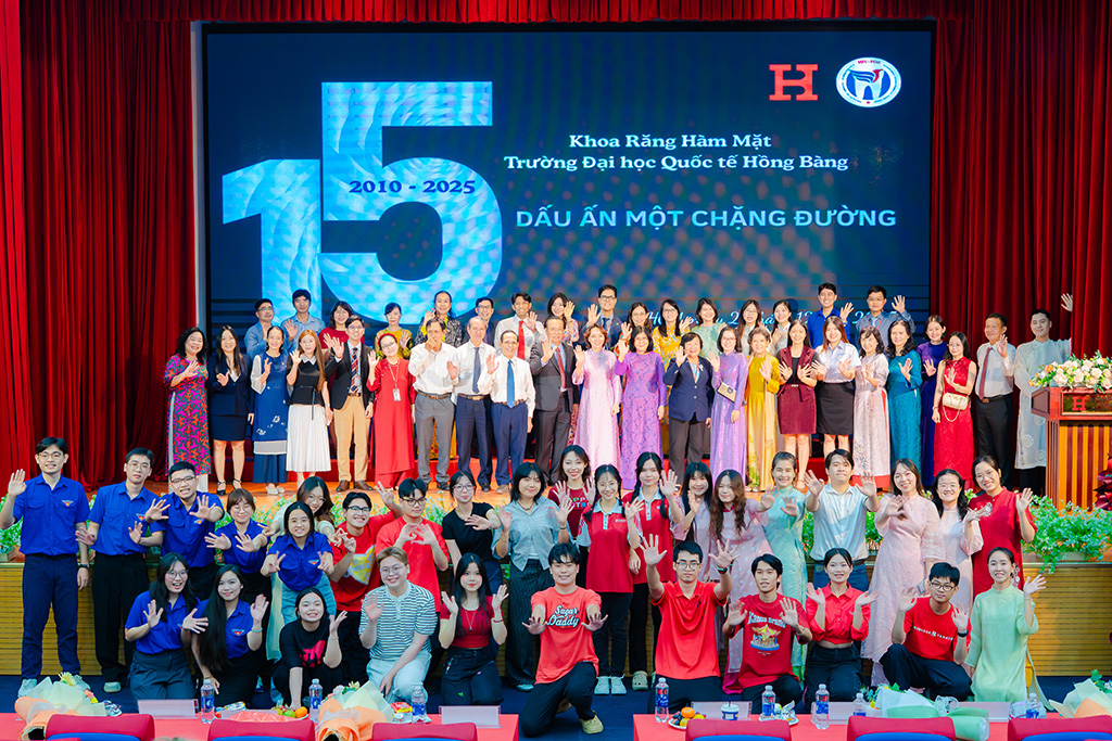 Các đại biểu, giảng viên và khách mời chụp ảnh lưu niệm sau chương trình.