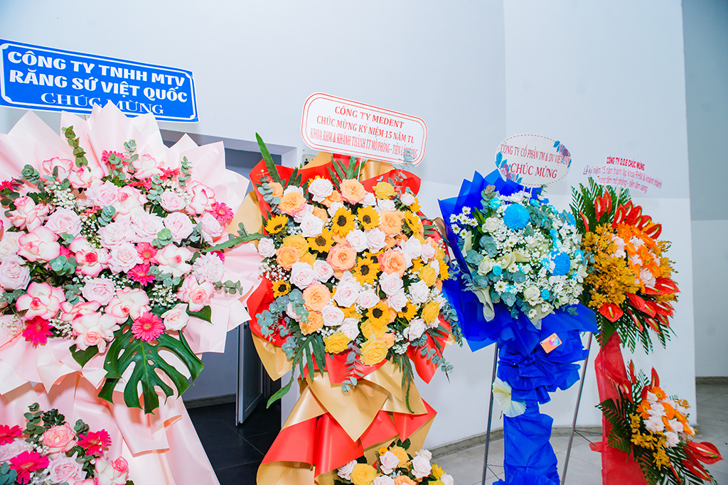 Những lẵng hoa chúc mừng từ các đơn vị đối tác, doanh nghiệp gửi đến Khoa Răng Hàm Mặt HIU.