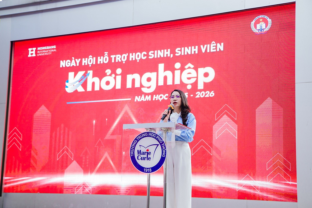 ThS.NCS Trần Thúy Trâm Quyên - Phó hiệu trưởng  HIU phát biểu tại ngày hội