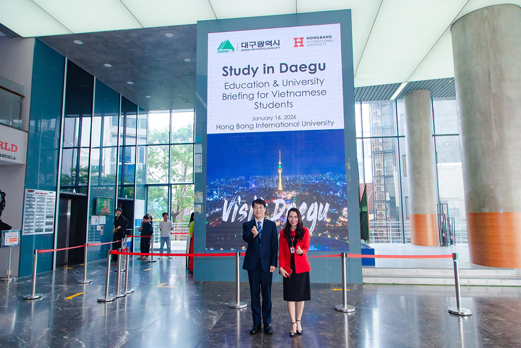 ThS. NCS Trần Thúy Trâm Quyên - Phó Hiệu trưởng HIU và Ông Kim Jung Ki, Quyền Thị trưởng thành phố Daegu