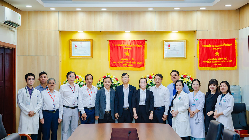 Trường Đại học Quốc tế Hồng Bàng và Bệnh viện Da Liễu TP.HCM chụp hình lưu niệm tại Lễ ký kết biên bản ghi nhớ hợp tác ngày 09/01/2026